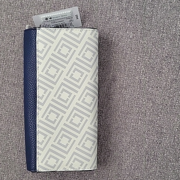 Liz Claiborn wallet - Picture 5 of 5